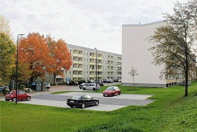 Wo in Schwarzenberg-Heide jetzt dieser Parkplatz ist, stand einst ein Wohnblock. Die meisten Blöcke im Wohngebiet gibt es aber weiterhin, etliche mit dem Bedarf einer energetischen Sanierung. 