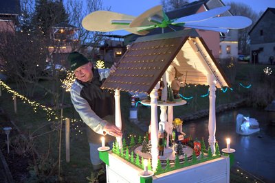 Günter Weinhold hat sein Grundstück am Ortseingang Sohra weihnachtlich geschmückt und beleuchtet.