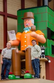 Der Neuhausner Drechsler Ehrenfried Kluge und der Holzspielzeugmacher Michael Piesnack haben einen über 5 Meter großen Räuchermann aus Lindenholz geschaffen.