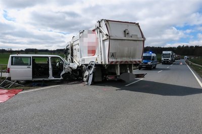 Der Transporter und der Lkw stießen auf der S 282 in Höhe des Kirchberger Ortsteil Wolfersgrün zusammen.