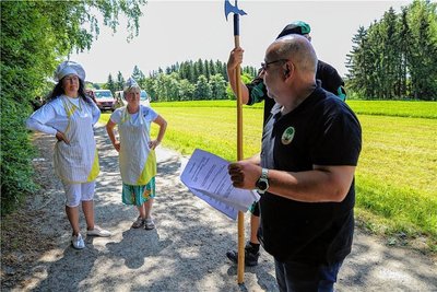 Cheforganisator und Ortschronist Willi Kreutel bei letzten Vorbereitungen. 