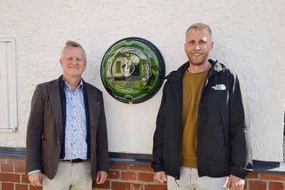 Michael Weißbach (AG Stadtmarketing) und Oliver Lorenz (Firma MeDConNet) mit dem Defibrillator.