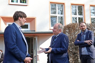 Kultusminister Conrad Clemens (links) im Gespräch mit St. Egidiens Bürgermeister Uwe Redlich.