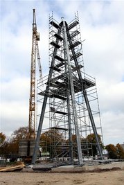 Das Gestell für die 26 Meter hohe Pyramide in Johanngeorgenstadt steht bereits.