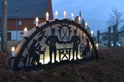 Lichterrundfahrt durch das Erzgebirge: ein Schwibbogen in Großhartmannsdorf.