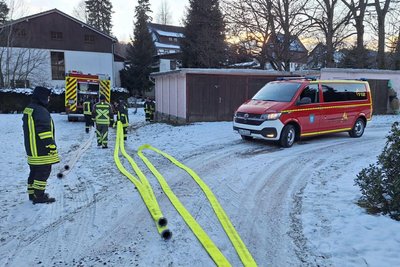 Die Freiwillige Feuerwehr Holzhau füllte am Samstag den Wassertank einer historischen Dampflok neu auf.