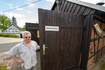 Frank Wittig am baufälligen Steinsdorfer Feuerwehrgerätehaus.