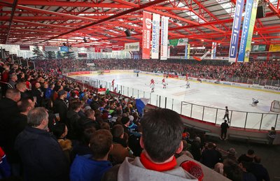 Blick in das Kunsteisstadion im Sahnpark.