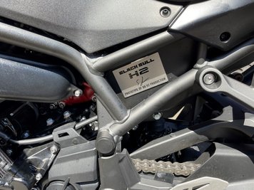 Die Blackbull H2 wird in einer Kleinserie hergestellt und ist das neue Topmodell des Quadherstellers Exeet. Den Spurt von 0 auf Tempo 100 soll sie in 2,8 Sekunden schaffen.