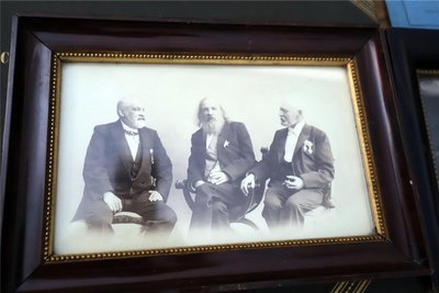 Eine Aufnahme vom März 1900 zeigt Clemens Alexander Winkler zusammen mit Dimitri Iwanowitsch Mendelejew und Sophus Mads Jørgenson (v.l.).