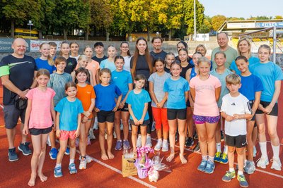 Die Mädchen und Jungs des LATV Plauen haben am Mittwoch erst einmal Abschied von Trainerin Emily Pfeiffer (Bildmitte im schwarzen T-Shirt) genommen.
