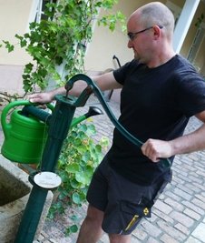 Im Rathausinnenhof steht eine Wasserpumpe, die zu einer Regenwasserzisterne gehört.