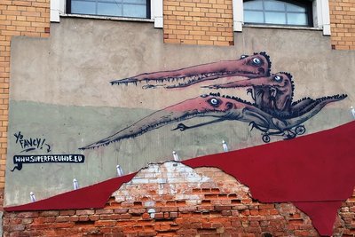 Zum Teil gepinselt und gerollert und zum Teil gesprüht: Fassadenbild an der Humboldtstraße. 
