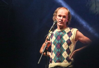 Olaf Schubert bei seinem Auftritt zu den Chemnitzer Filmnächten auf dem Theaterplatz. Er präsentierte sein Programm "Zeit für Rebellen" am Freitag. Kurz vor Beginn hatte der Regen aufgehört. 