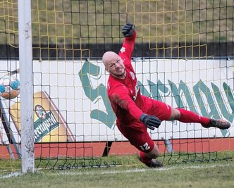 Jakob Pieles steht seit drei Spielen im Tor des VFC Plauen. Hier ist er beim zweiten Gegentreffer im Derby gegen den VfB Auerbach machtlos. Beim ersten Auerbacher Tor hielt Pieles erst stark, kassierte dann aber den Abpraller. Am Ende drehte der VFC das furiose Spiel und gewann mit 4:2. 