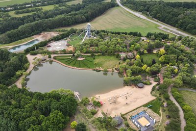 Der Sonnenlandpark mit Riesenrutsche und dem Standort von Erlebnispyramide (links) und neuem Wasserspielplatz (rechts unten).