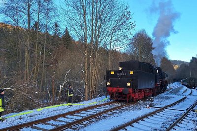 Eine historische Dampflok des Vereins Sächsischer Eisenbahnfreunde und des Eisenbahnmuseums Schwarzenberg fuhr am Samstag in Holzhau im Erzgebirge vor.