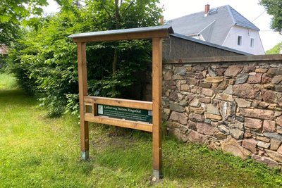 Die Tafel mit Hinweisen zum Lutherweg wurde beschmiert, so dass jetzt nur der leere Rahmen neben der Umfriedung des Gotteshauses steht.