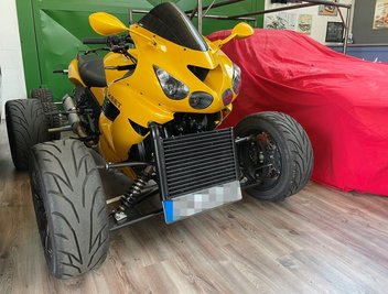 Auftragswerk: Für einen Kunden, der viel Autobahn fährt, hat Sebastian Jornitz dieses Turbo-Quad gebaut. Der Motor aus einer Kawasaki ZX-14R leistet 284 PS.