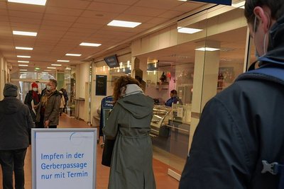 Seit 1. Dezember wird in einem leerstehenden Ladengeschäft in der Freiberger Gerberpassage geimpft. Jetzt koordiniert nicht mehr die Stadt die Termine, sondern das DRK im Auftrag des Freistaates Sachsen.