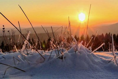Einen traumhaften Sonnenuntergang bei winterlicher Kulisse konnten Beobachter am Mittwoch am Fichtelberg genießen. Auch am Donnerstag können Wintersportler dort wieder auf ihre Kosten kommen. 