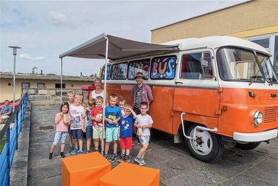Der Kinobus des Inselkino-Vereins mit Filmemacher Matthias Ditscherlein (rechts) hält gerne für Kinder. Auch in den Sommerferien.