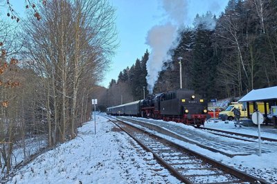Die historische Dampflok bei der Ankunft in Holzhau im Erzgebirge.