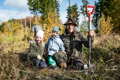 Jens Merkel mit seinen Kindern Nela (l.) und Luzian war mit Feuereifer bei der Baumpflanzung dabei.