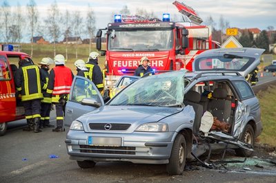 Bei einem Unfall zwischen Schönfeld und Wiesa sind am Samstagvormittag drei Personen verletzt worden.