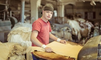 Der letzte Schliff für das Leder: Tommy Rothenbücher lernt Gerber bei der Sämischleder Müller GmbH in Nossen.