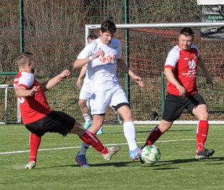 Volldampf voraus hieß es für die Lok zwischen der 10. und der 20. Minute gegen den OSV. Hier ließ sich der Zwickauer Pascal Hirschmann (weißes Trikot) auch vom langen Bein von Nick Reinhold nicht stoppen. 