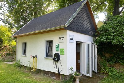 Auf dem Boden des WC-Häuschens stand jüngst zwei Zentimeter hoch das Wasser, nachdem ein Becken mutwillig verstopft und der Hahn laufen gelassen wurde.