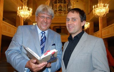 
              <p class="artikelinhalt">Buchlesung mit Orgelmusik: Autor Eberhard Görner (links) und der Glauchauer Kirchenmusikdirektor Guido Schmiedel haben in der Georgenkirche für ein gelungenes Experiment gesorgt.</p>
            