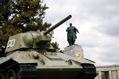 Ein sowjetische Panzer vom Typ T-34 steht neben dem Zugang zum Sowjetischen Ehrenmahl im Berliner Tiergarten. 