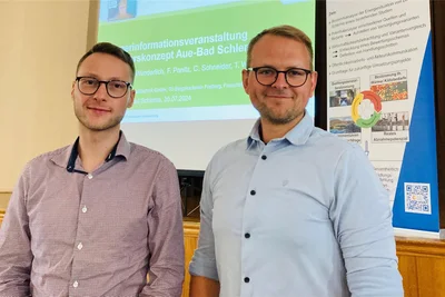 Timm Wunderlich von der Bergakademie Freiberg (l.) und Nico Steyer von der DBI Gas- und Umwelttechnik GmbH gehören zum Expertenteam, das sich mit der Nutzung des Bad Schlemaer Grubenwassers als Energiequelle befasst hat. Ergebnis ist ein Quartierskonzept samt Fernwärmenetz für den Kurort.