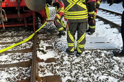 Feuerwehrleute befüllten die historische Lok in Holzhau im Erzgebirge mit Wasser.