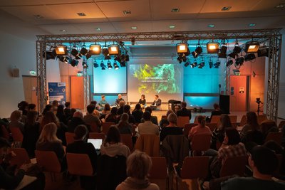 Der „Dialog Kontrovers“ fand im Studio B auf dem Campus statt.