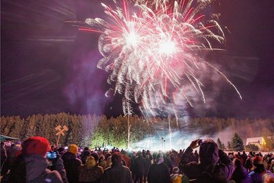 Tausende Schaulustige haben sich am Dienstagabend in Kretscham-Rothensehma den sechsten Feuerzauber nicht entgehen lassen. 