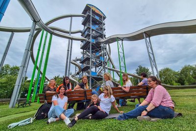 Während der Grundsteinlegung war der Sonnenlandpark trotz Regenschauer gut besucht. Und die Riesenrutsche auch, die noch Deutschlands höchste Rutsche ist.