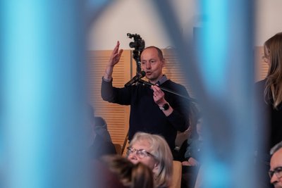Auch Professor Röbbe Wünschiers vom Bereich Biochemie/Molekularbiologie nahm an der Debatte teil.