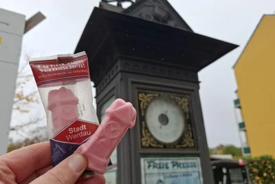 Die Annoncenuhr aus Schaumzucker ist ein beliebtes Souvenir.