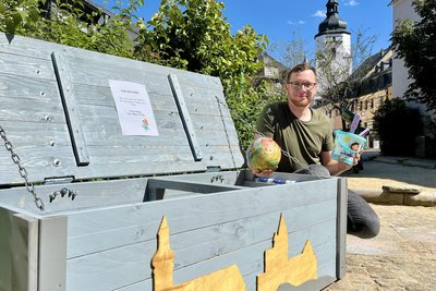 Lukas Ullmann freut sich, dass die neue Sandspielkiste steht.
