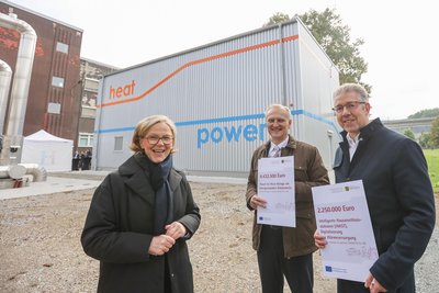 Ministerin Regina Kraushaar, Eins-Chef Roland Warner und Bürgermeister Ralph Burghart bei der Fördermittel-Übergabe.