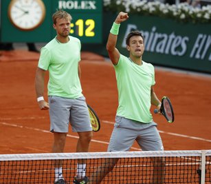 Kevin Krawietz (l) und Andreas Mies jubeln.