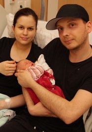 Mathilda mit ihren Eltern Maria und Marcel Bräutigam. 