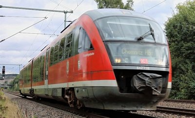 In der Erzgebirgsbahn legte sich ein 38-Jähriger mit der Polizei an und schlug einen Beamten. 