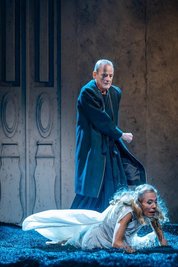 Probenfoto aus „Medea“ am Theater in Freiberg, im Bild Natalie Renaud-Claus und Michael Berger als Kreon.