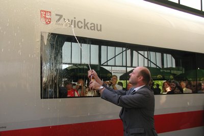 Mit Donald Trump, so träumte Zwickaus Ex-OB Dietmar Vettermann, hier bei einer ICE-Taufe, wäre der Zug für die Stadt endgültig abgefahren.