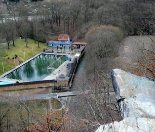 Blick vom Hirschstein hinunter auf das Mylauer Bad