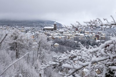 Schneebedeckt zeigt sich Annaberg-Buchholz am ersten Weihnachtsfeiertag.